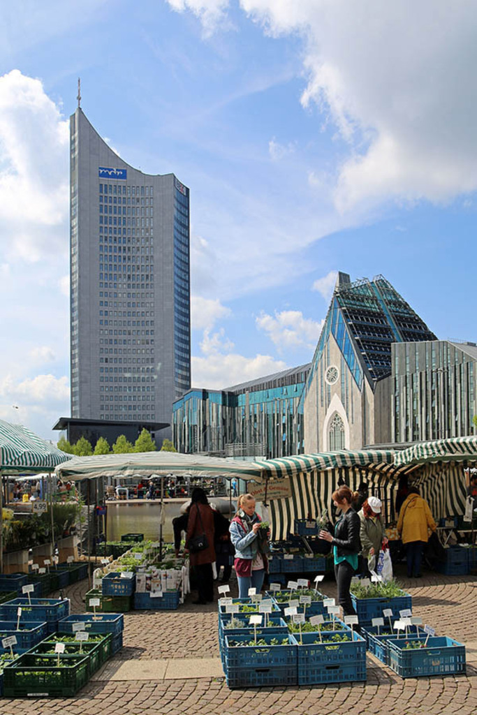 Foto: Leipzig - Wochenmarkt in der Innenstadt | Das Team hinter BILDLEXIKON LEIPZIG bündelt historische wie aktuelle Informationen über die Stadt Leipzig in Text und Bild auf einer Plattform und stellt diese der interessierten Öffentlichkeit zur Verfügung.