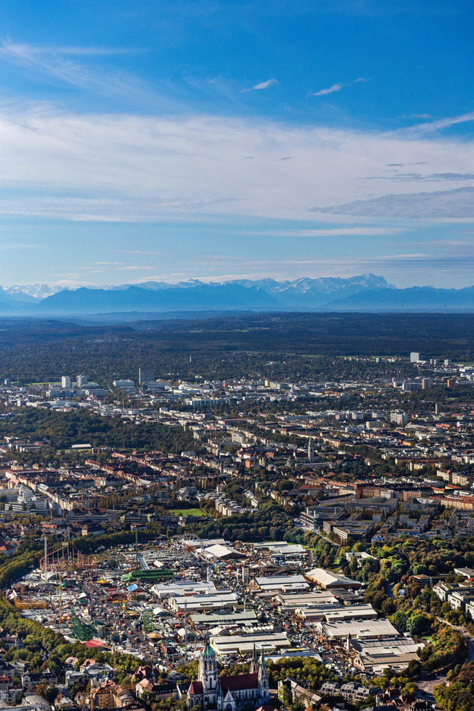 dr__0054139.jpg | MüNCHEN 07.10.2024 Festgelände des Münchener Oktoberfestes auf der Theresienwiese in München im Bundesland Bayern. Weiterführende Informationen bei: Portal München Betriebs-GmbH & Co. KG. // Festival grounds of the Munich Oktoberfest on the Theresienwiese in Munich in the state of Bavaria. Further information at: Portal Muenchen Betriebs-GmbH & Co. KG. Foto: Daniel Reiter