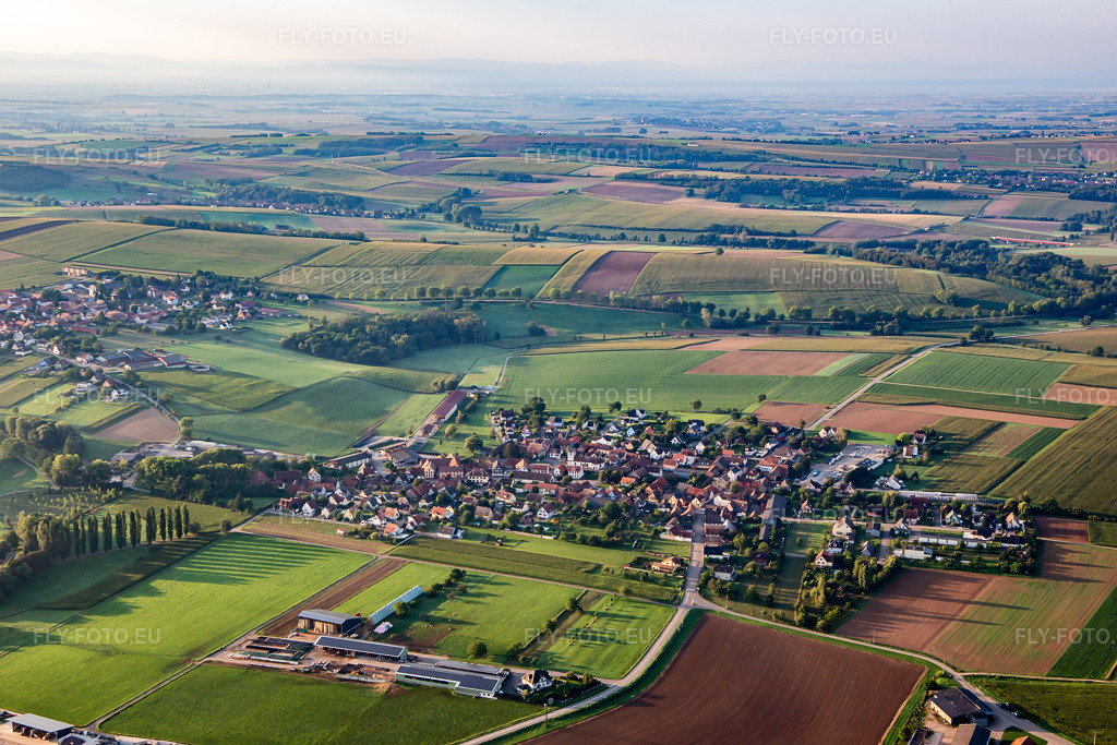 Vue aérienne: Le quartier de Schaffhouse-sur-Zorn vu du nord à Hochfelden dans le département Bas Rhin, France – .Photo: IMG_138045.jpg prise le 19/08/2023 par Werner Riehm/FLY-FOTO.eu – Résolution de l'original: 5472 x 3648 px