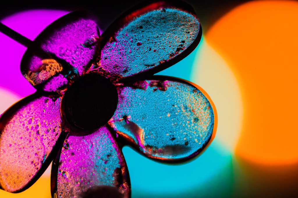 colorful flower | Eine Glasblume die durch verschiedene Bokehkreise eingefärbt wird.