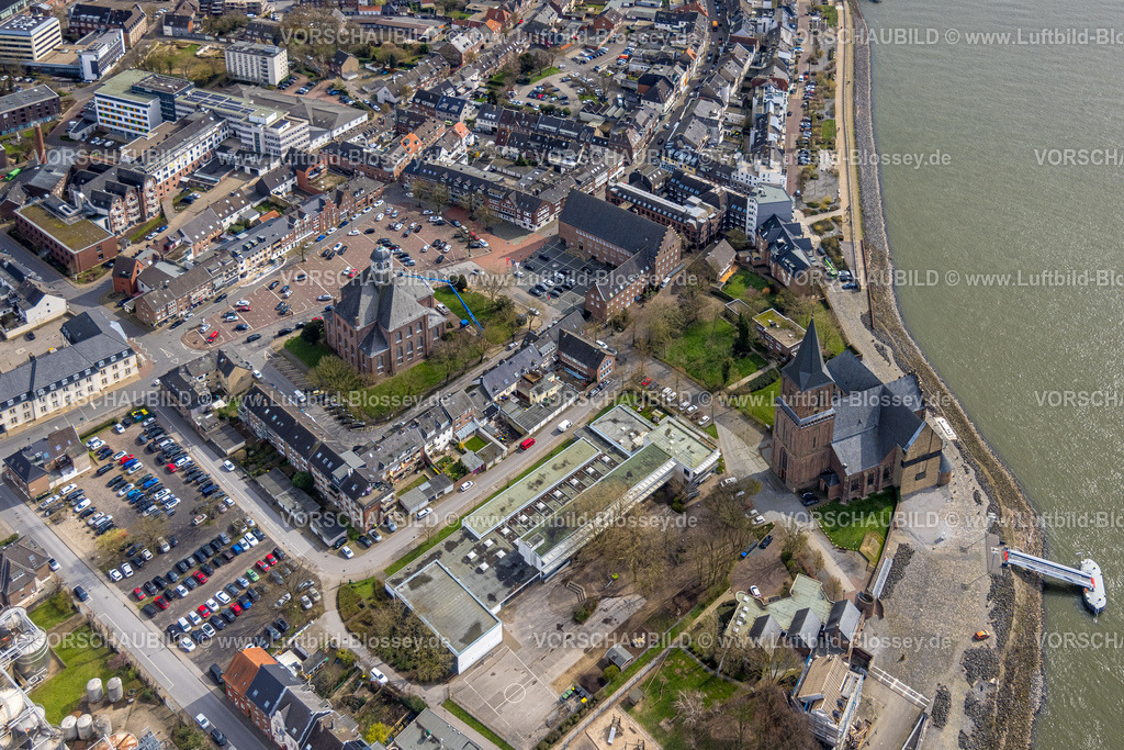 Emmerich230300244 | Luftbild, Rathaus, kath. Kirche St. Martini, Arbeiten am Kirchturm der evang. Christuskirche, Geistmarkt, Rheinschule Gemeinschaftsgrundschule, Emmerich, Emmerich am Rhein, Niederrhein, Nordrhein-Westfalen, Deutschland