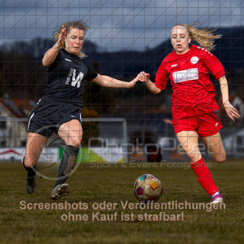 20250223_134001_0328-2 | Joana Bauer (1.FC Donzdorf #11),1.FC Donzdorf (rot) vs. TSV Tettnang (schwarz), Fussball, Frauen-WFV-Pokal Achtelfinale, Saison 2024/2025, Rasenplatz Lautertal Stadion, Süßener Straße 16, 73072 Donzdorf, 23.02.2025 - 13:00 Uhr,Foto: PhotoPeet-Sportfotografie/Peter Harich