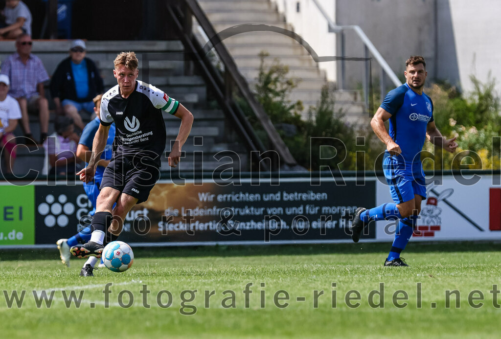 2023-07-22_077_FC_Langengeisling_gegen_VfB_Eichstaett_II | Erding, Deutschland, 22.07.2023:
Fußball, Bezirksliga Oberbayern Ost 2023 / 2024, Testspiel, FC Langengeisling gegen VfB Eichstätt II, Endergebnis: 3:2

Niklas Walter (VFB Eichstätt, #10), Andreas Buchberger (FC Langengeisling, #6)

Foto: Christian Riedel / fotografie-riedel.net