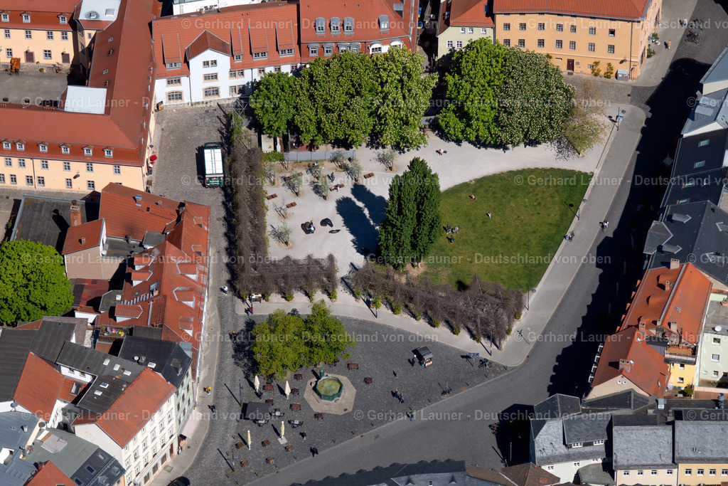 4026849 | WEIMAR 07.05.2020 Parkanlage und Goethebrunnen am Frauenplan - Brauhausgasse in Weimar im Bundesland Thüringen, Deutschland. Weiterführende Informationen bei: weimar GmbH. // Park of and Goethebrunnen on Frauenplan in Weimar in the state Thuringia, Germany. Further information at: weimar GmbH. Foto: Gerhard Launer