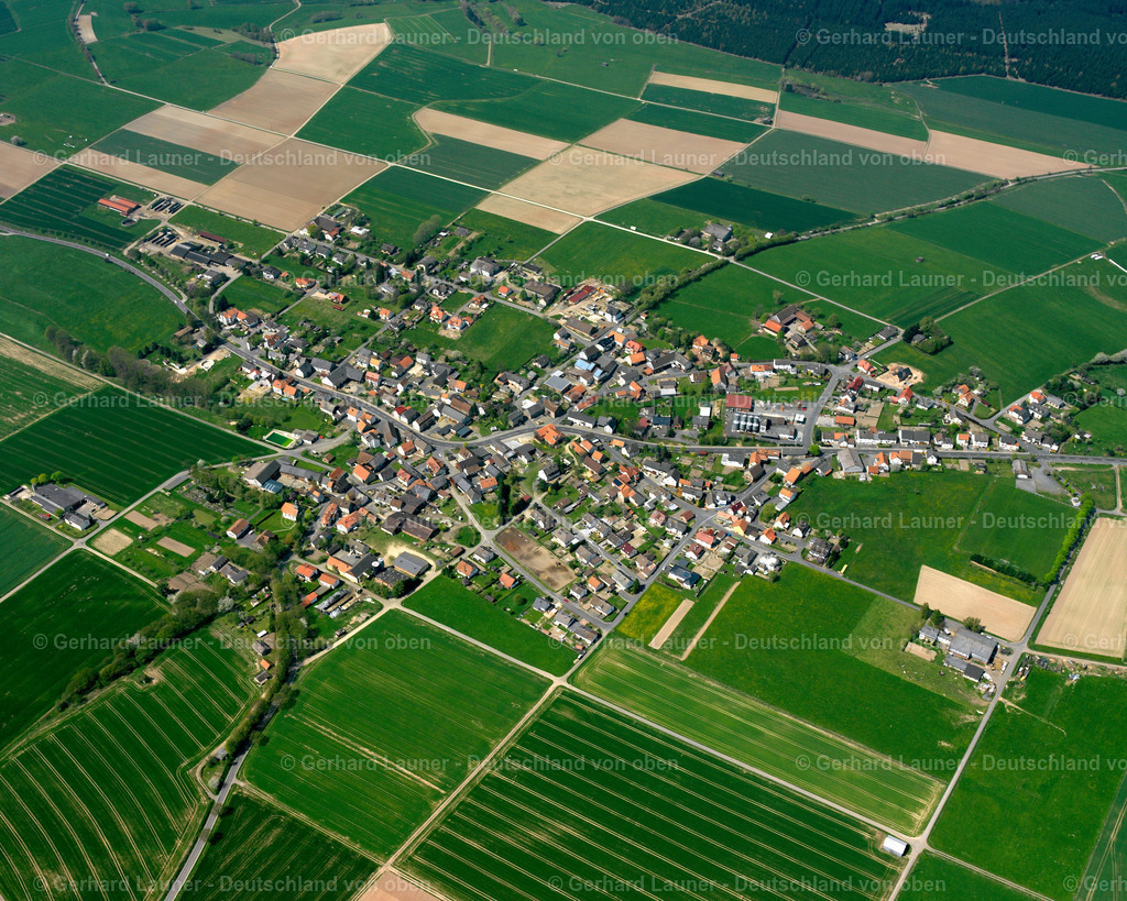 2615108 | LINGELBACH 07.06.2006 Ortsansicht am Rande von landwirtschaftlichen Feldern und Nutzflächen  in Lingelbach im Bundesland Hessen, Deutschland // Village view on the edge of agricultural fields and land  in Lingelbach in the state Hesse, Germany Foto: Gerhard Launer