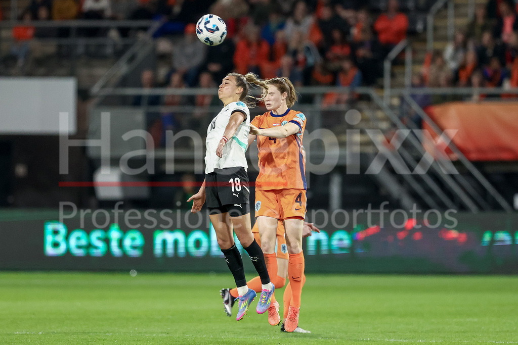 Fussball, UEFA Women s Nations League, Deutschland - Österreich | v.li.: Julia Hickelsberger (Österreich, 18) und Veerle Buurman (Niederlande, 4) im Kopfballduell, Kopfball, Zweikampf, Action, Aktion, Spielszene