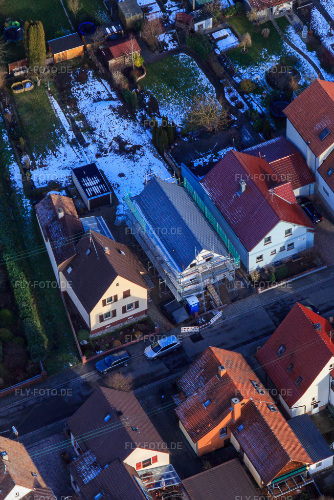 Luftbild: EFH-Neubau in der Waldstraße im Winter bei Schnee in Kandel im Bundesland Rheinland-Pfalz in Deutschland. Foto: IMG_096307.jpg vom 15.01.2017 durch Werner Riehm/FLY-FOTO.de