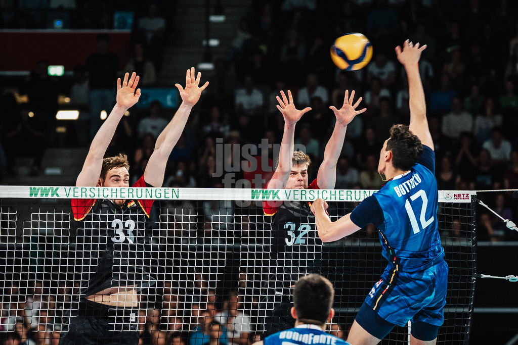 Volleyball | Männer | Testspiel | Deutschland vs. Italien | 26.05.2025 | v.l. Simon Torwie (#33, Deutschland) Theo Mohwinkel (#32, Deutschland) und Mattia Bottolo (#12, Italien)