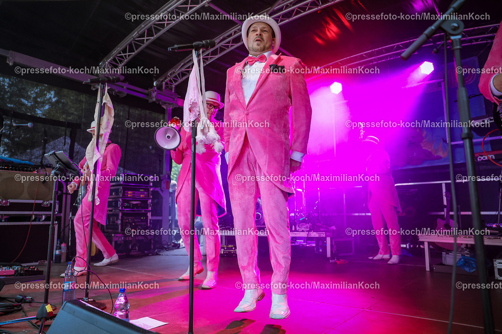 Due22062488013 | 22.06.2024, Düsseldorf, Konzert Porno Al Forno, HEUKING Mittsommer-Renntag - Die düsseldorfer Pop-Band performt bei ihrem Konzert auf der Rennbahn Grafenberg und begeistert die zahlreichen Fans