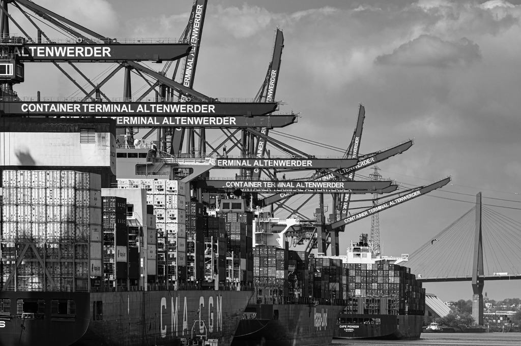 2022_04_28_TERMINAL-ALTENWERDER__DSC1604_sw | Hochwertig gedruckte Fotografien für die Wand, als Kalender und zum Verschenken. Hamburg & Norddeutschland und überall wo ich mit der Kamera unterwegs war.