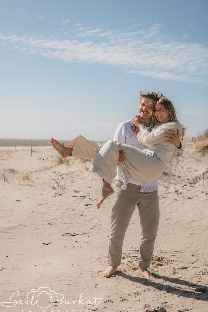 20260403-0G3A0010 | Authentische, natürliche und emotionale Fotoshootings auf der Nordseeinsel Föhr. Als Fotografin halte ich deine schönsten Momente in einzigartigen Neugeborenen-, Familien-, Paar- und Einzelshootings fest. Jetzt einen Termin vereinbaren!