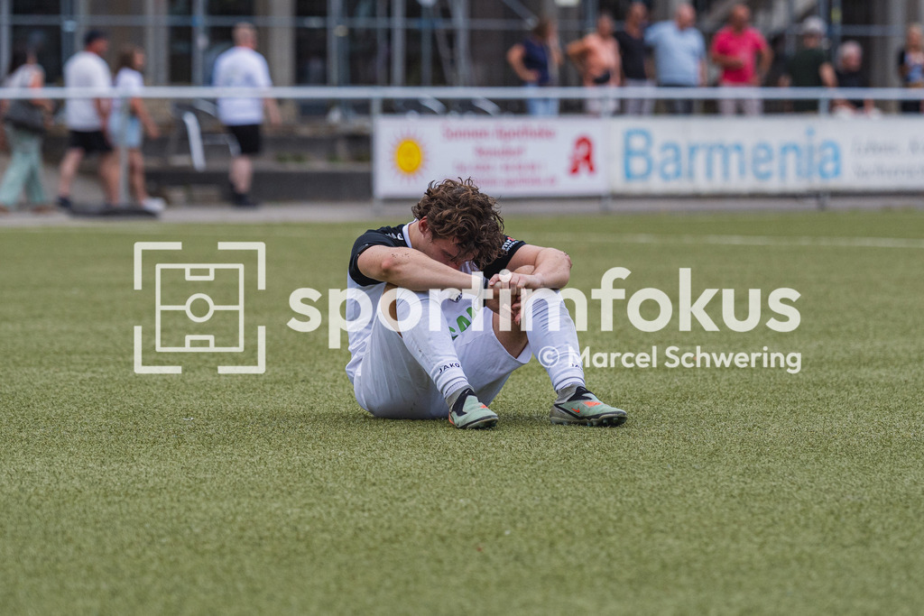 Wuppertaler Tennis-Stadtmeisterschaften | Felix Anton Suhre (TSV 05 Ronsdorf) nach der Niederlage am Boden. TSV 05 Ronsdorf gegen SC 1920 Oberhausen, Niederrheinpokal, 1. Runde, Kunstrasenplatz Sportplatz Parkstraße, Wuppertal, 09.08.2026. - Realisiert mit Pictrs.com
