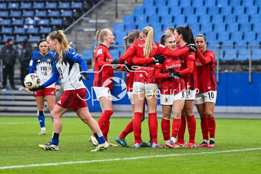 Hamburger SV - SC Freiburg | HAMBURG, GERMANY - 01. FEBRUARY: Jubel der Freiburgerinnen nach dem Treffer zum 0-2 durch Svenja FÖLMLI (SC Freiburg Frauen 9) / Tor / Torschuetze / Freude / Happy während dem Match zwischen dem Hamburger SV und dem SC Freiburg am 16. Spieltag der Google Pixel Frauen-Bundesliga im Volksparkstadion