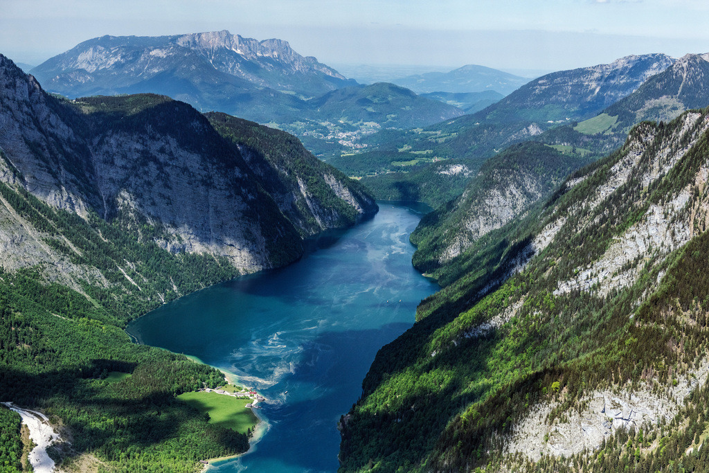 dr__0097672.jpg | SCHöNAU AM KöNIGSSEE 19.05.2022 Uferbereiche am Seegebiet des Königssee im Nationalpark Berchtesgaden in einem Waldgebiet in Schönau am Königssee im Bundesland Bayern, Deutschland. // Riparian areas on the lake area of Koenigssee in Nationalpark Berchtesgaden in a forest area in Schoenau am Koenigssee in the state Bavaria, Germany. Foto: Daniel Reiter