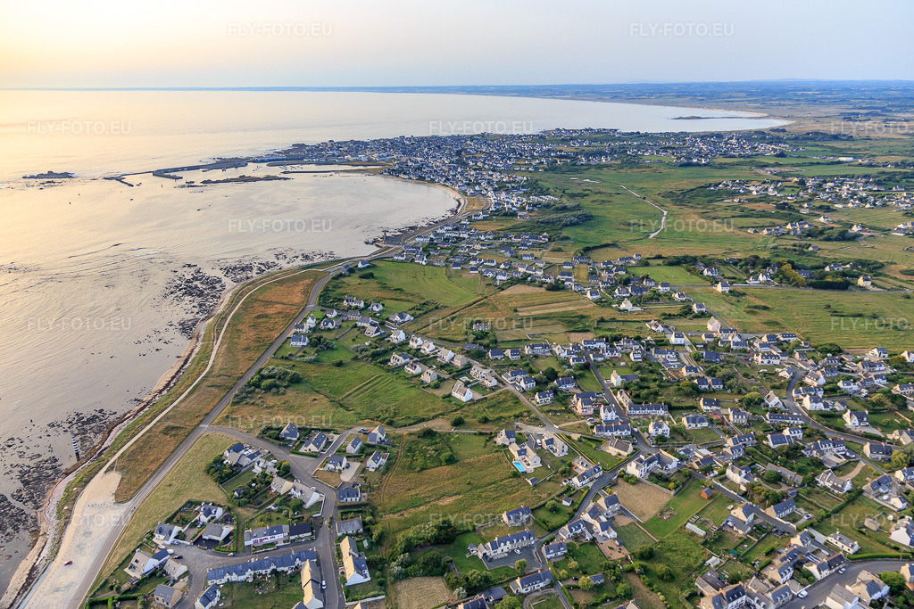 Vue aérienne: Vue de la ville sur la côte atlantique depuis le sud à le quartier St-Guenole-St Pierre in Penmarch dans le département Finistère, France – .Photo: IMG_132620.jpg prise le 17/06/2022 par Werner Riehm/FLY-FOTO.eu – Résolution de l'original: 5366 x 3577 px