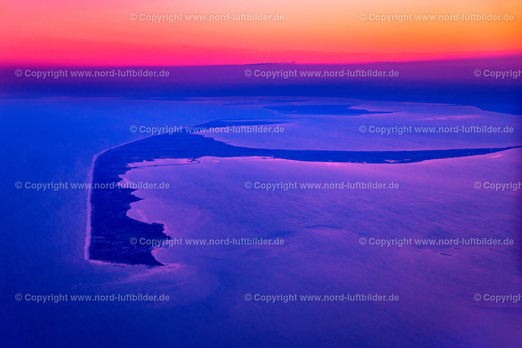 els_sylt_sonnenaufgang_els_1630170421 | SYLT 17.04.2021 Küstenbereich der nordfriesischen Nordseeinsel Sylt im Sonnenaufgang im Bundesland Schleswig-Holstein, Deutschland. // Coastal area of a??a??the North Frisian North Sea island Sylt in sunrise in the state Schleswig-Holstein, Germany. Foto: Martin Elsen