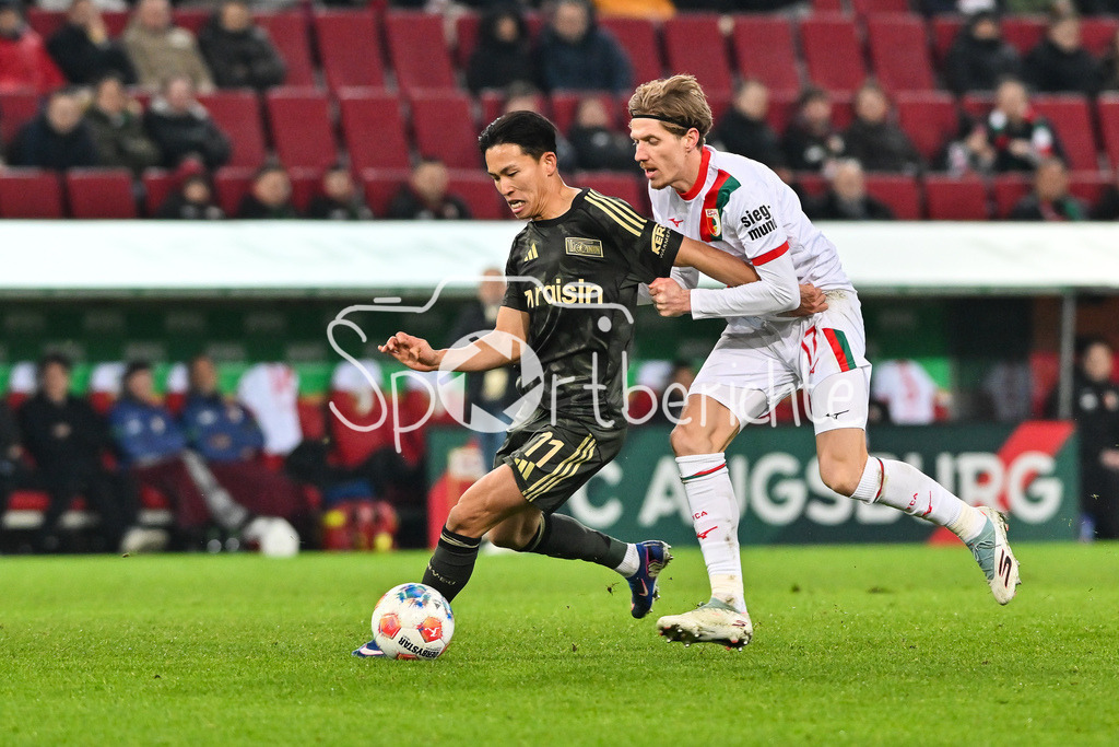 FC Augsburg - 1. FC Union Berlin | AUGSBURG, GERMANY - 15. JANUARY: im Duell Wooyeong JEONG (Union Berlin 11) und Kristijan JAKIC (FC Augsburg 17) während dem Bundesligamatch zwischen dem FC Augsburg und dem 1. FC Union Berlin am 17. Spieltag in der WWK-Arena / DFL REGULATIONS PROHIBIT ANY USE OF PHOTOGRAPHS AS IMAGE SEQUENCES AND/OR QUASI-VIDEO
