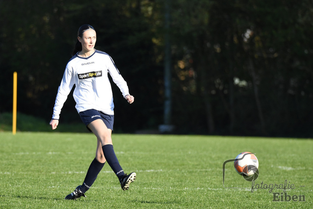 SV Eintracht Wildenloh-JSG friEdA | B-Juniorinnen Bezirksliga Staffel A; SV Eintracht Wildenloh (weiß)-JSG FriEdA (rot) am 19.04.2023; in Wildenloh (A-Platz), Photo: Philip Eiben 2023 - Realisiert mit Pictrs.com