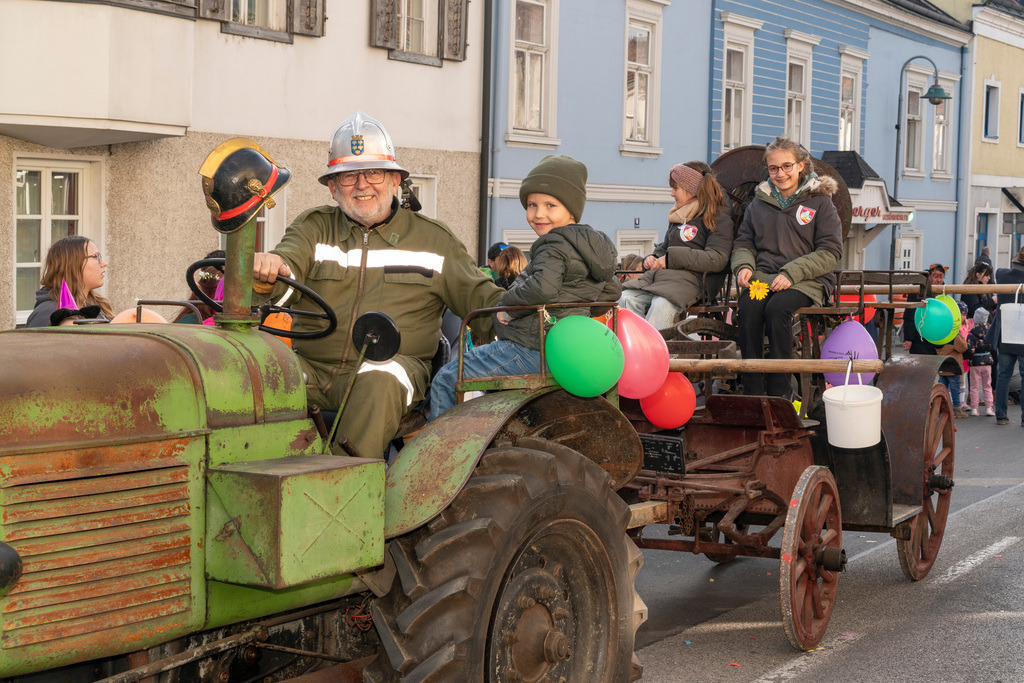 Umzug2025-167_9108 | Fotostrecke: FASCHINGSUMZUG 2025 in Loosdorf. 22 Masken(gruppen)-Teilnehmer: Loosdorfer Vereine, Wirtschaftstreibende, Gemeindeabordnungen sowie Kreditinstitute. rund 700 Besucher entlang der Hauptstrasse. Veranstaltungs-Sicherung durch Mannschaft der FF-Loosdorf mit schwerem Gerät. Maskenprämierung am EKZ-Platz durch Bgm. Thomas Vasku in den Kategorien: Bester Festwagen (Fa. gkonzept-Groissenberger; Beste Personengruppe-ASK-Loosdorf; Beste Einzelperson; Weiteste Anreise-FF Schollach;