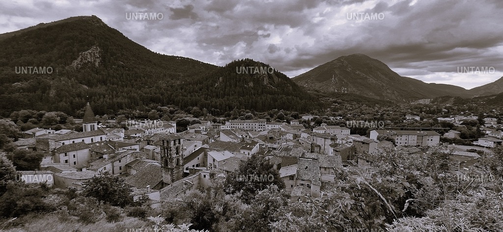 Über den Dächern von Castellane Retro | untamo - Realisiert mit Pictrs.com