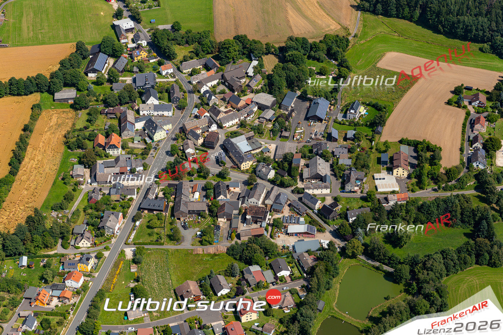 Die Luftaufnahme Bernstein - Wunsiedel wurde 2021 mittels Flugzeug (keine Drohne) erstellt. Hohe Auflösung -für große Poster und Wandbilder geeignet!