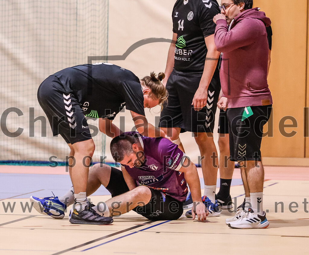 2024-11-09_074_SpVgg_Altenerding_gegen_TV_Altoetting | Erding, Deutschland, 09.11.2024:Handball, Bezirksoberliga Männer 2024 / 2025, 6. Spieltag, SpVgg Altenerding gegen TV Altötting, Endergebnis: 26:22Patrick Malz (TV Altötting, #18), Sebastian Forster (SpVgg Altenerding, #13), Stefan Baaken (TV Altötting, #14), Trainer Simon Klawe (SpVgg Altenerding)Foto: Christian Riedel / fotografie-riedel.net