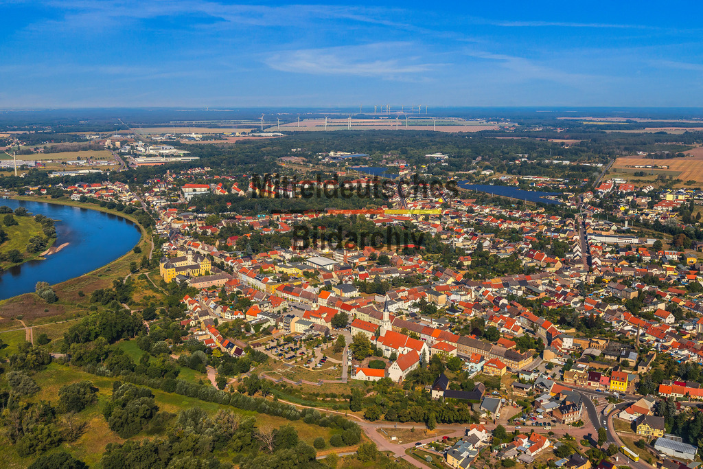 Coswig-Anhalt-Wittenberg-Sachsen-Anhalt_9464 | Die Luftaufnahmen zeigen Coswig (Anhalt) aus der Vogelperspektive. Zwei Übersichtsaufnahmen dokumentieren die Stadt in ihrer landschaftlichen Einbettung, während die Drohnenaufnahme das Schloss Coswig als prägendes Wahrzeichen hervorhebt. Gemeinsam vermitteln die Bilder einen umfassenden Eindruck der Stadt.
 - Realisiert mit Pictrs.com