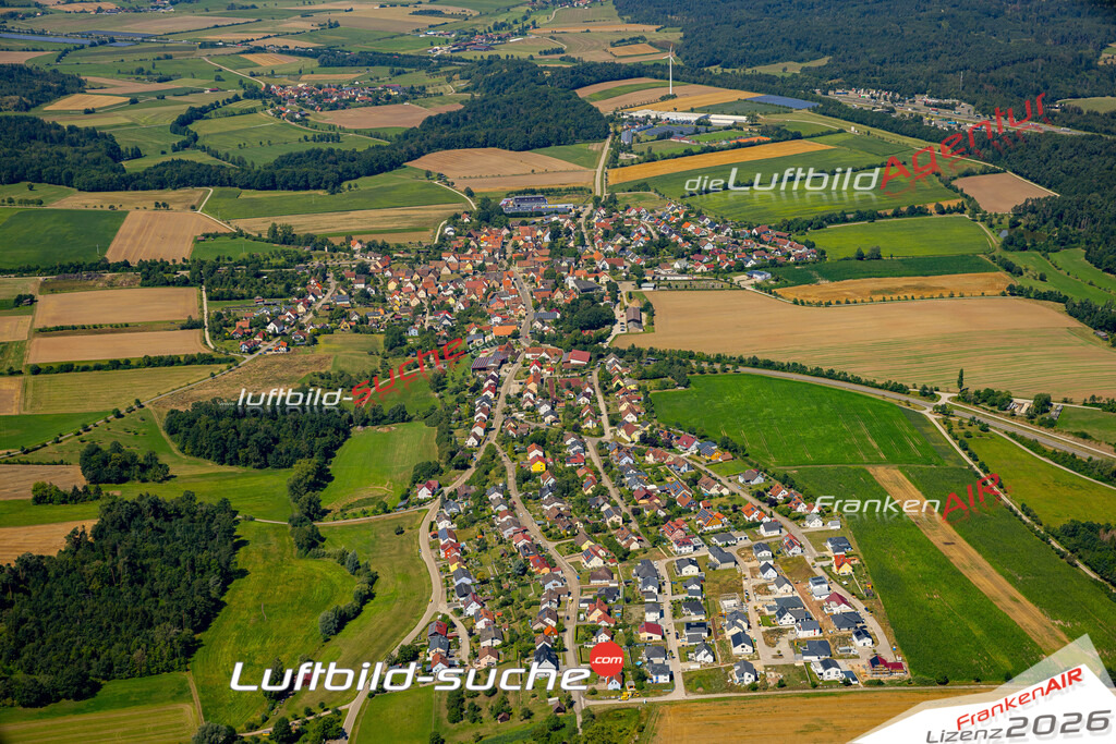 Das Luftbild zeigt : Weinberg Aurach - Die Luftaufnahme wurde 2024 vom UL-Flugzeug aus erstellt ( keine Drohne ) - Hochauflösende Luftaufnahme - Für grossformatige Ausdrucke geeignet. Die Geschenkidee !Mit Lizenz und Bildrechte bestellbar