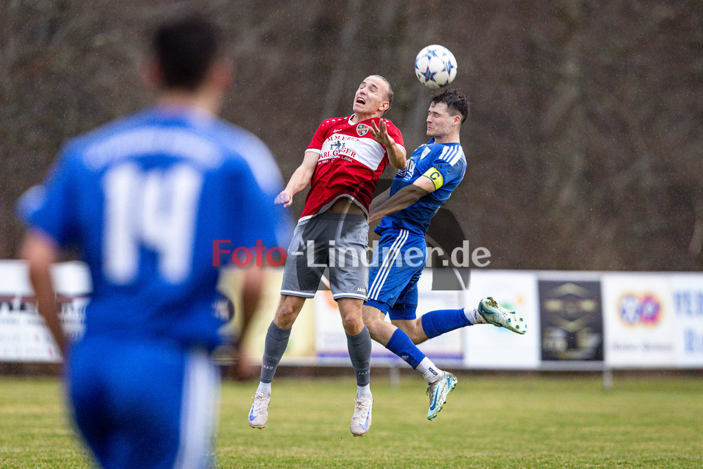 FC Wildsteig/Rottenbuch gegen SV Eurasburg-Beuerberg | Fußball Kreisliga Herren Oberbayern Zugspitze Gruppe 1 2025/26, FC Wildsteig/Rottenbuch gegen SV Eurasburg-Beuerberg, 20250323,Kopfballduell,2025-03-23 in Rottenbuch (Sportplatz Rottenbuch), Roman TRAINER (FC Wildsteig/Rottenbuch), Valentin SEELBACH (SV Eurasburg-Beuerberg 8)Copyright: WolfgangxLindner www.foto-lindner.de