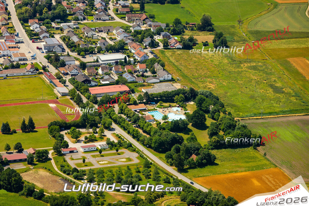 Das Luftbild zeigt :  Geiselhöring - Die Luftaufnahme wurde 2023 vom UL-Flugzeug aus erstellt ( keine Drohne ) - Hochauflösende Luftaufnahme - Für grossformatige Ausdrucke geeignet. Die Geschenkidee !Mit Lizenz und Bildrechte bestellbar
