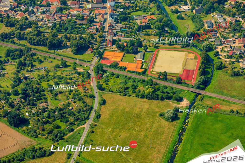 Luftaufnahme Sportanlage Osterburg - Die Luftaufnahme wurde 2025 vom UL-Flugzeug heraus erstellt ( ohne Drohne ) - Hochauflösende Luftaufnahme - für professionelle Ausdrucke geeignet. Die Geschenkidee !Mit Lizenz und Bildrechte bestellbar
