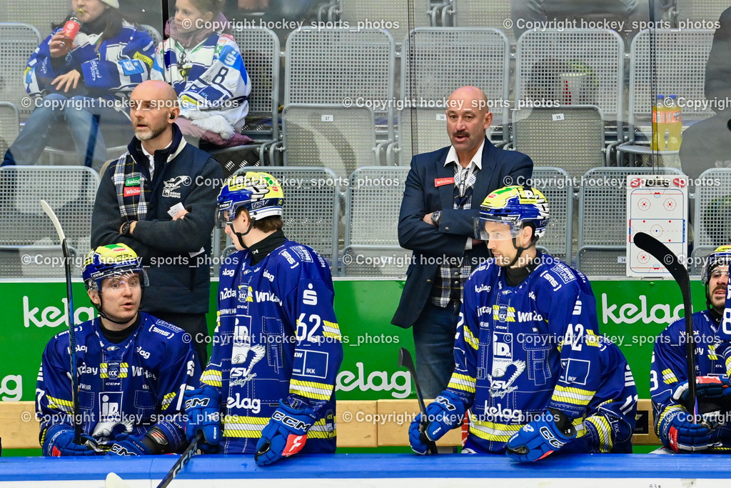 EC IDM WÄRMEPUMPEN VSV vs. Steinbach Black Wings Linz | Spielerbank EC VSV, Herbert Hohenberger Sportdirektor EC VSV,  Patrick Machreich Goaltending Coach EC VSV, C IDM WÄRMEPUMPEN VSV vs. Steinbach Black Wings Linz, EC IDM WÄRMEPUMPEN VSV vs. Steinbach Black Wings Linz am 28.11.2025 in Villach (Stadthalle Villach), Austria, (Photo by Bernd Stefan)
