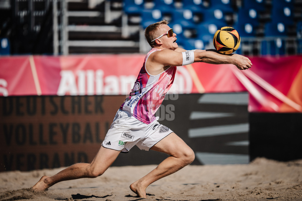 Beachvolleyball | Frauen | Deutsche Meisterschaften 2025 Timmendorfer Strand | 04.09.2025 | Georg Wolf spielt den Ball