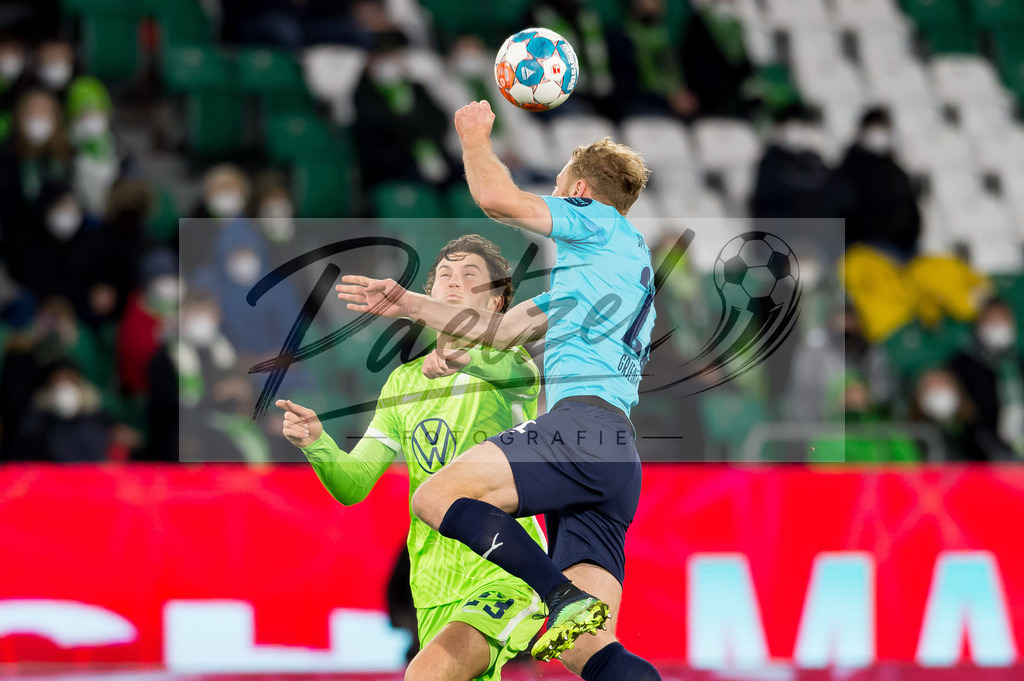 WOBFUE20220206_024 | Fussball, Herren: Jonas Wind (VfL Wolfsburg) und Sebastian Griesbeck (SpVgg Greuther Fuerth) im Zweikampf bei dem Spiel der 1. Bundesliga zwischen VfL Wolfsburg und SpVgg Greuther Fuerth in der Volkswagen Arena am 06.02.2022 in Wolfsburg, Deutschland.DFB / DFL REGULATIONS PROHIBIT ANY USE OF PHOTOGRAPHS AS IMAGE SEQUENCES AND/OR QUASI-VIDEO. - Realisiert mit Pictrs.com