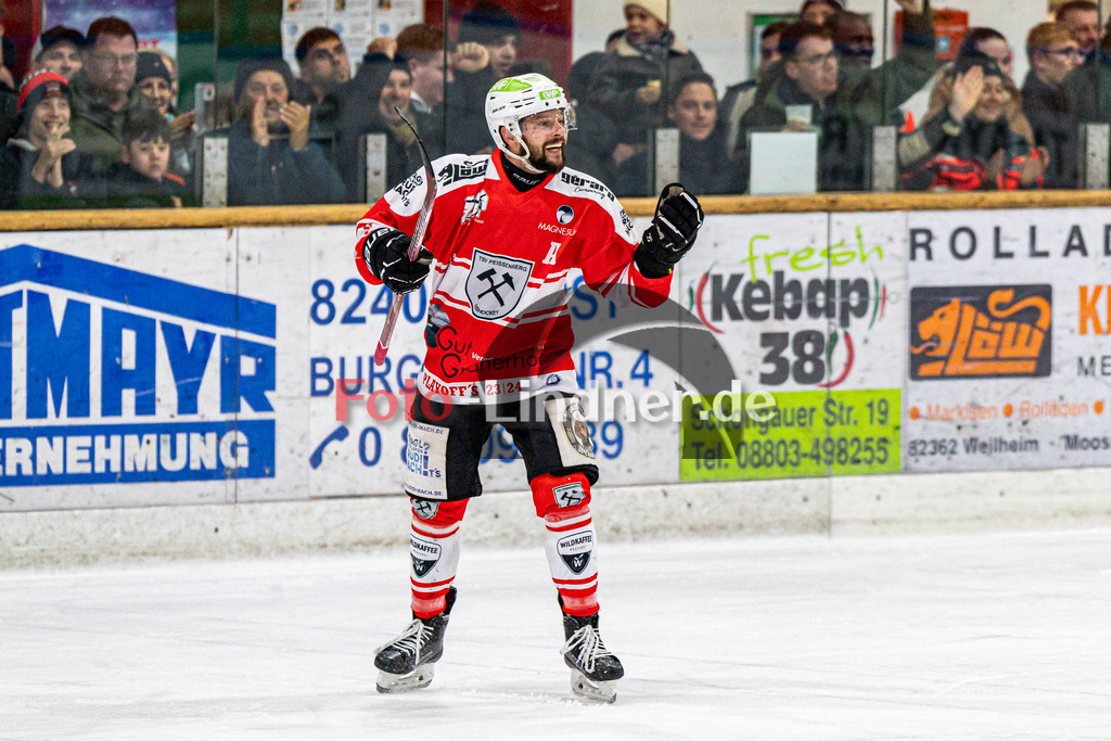 Spiel 3 Finale TSV Peißenberg Miners vs EHC Königsbrunn | Eishockey Bayernliga Playoffs 2023/2024, Spiel 3 Finale TSV Peißenberg Miners vs EHC Königsbrunn, 20240328,
Torjubel Dejan VOGL (Miners 23),
2024-03-28 in Peißenberg (Eisstadion)
23 Dejan VOGL (Miners 23)
Copyright: WolfgangxLindner foto-lindner.de
