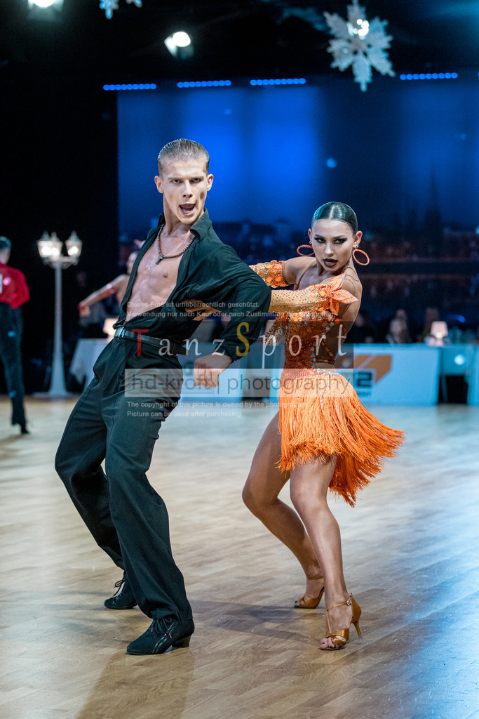 20251212_WDSF_World_Ch_Cup_RS-Lat_1357-2 | Tanzsportbilder, Standardtanz, Lateintanz, WDSF, DTV, LTVB, dancecomp, goc, hessen tanzt, blaues band der spree, walzer, tango, wiener walzer, slowfox, quickstepp, samba, rumba, cha-cha-cha, paso doble. jive, hd-kroft photography, turniertanzsport