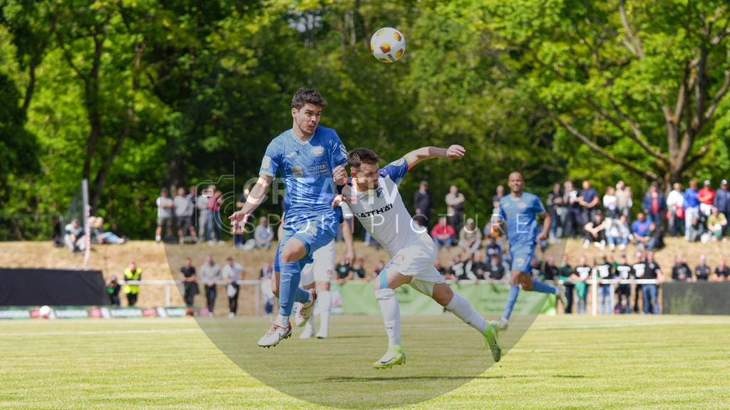 Fußball, Herren, Saison 2024/2025, Finaltag der Amateure 2025, Landespokal Brandenburg, Finale, VfB 1921 Krieschow vs. RSV Eintracht 1949, Samstag 24.05.2025, Volksparkstadion Neuruppin, | Fußball, Herren, Saison 2024/2025, Finaltag der Amateure 2025, Landespokal Brandenburg, Finale, VfB 1921 Krieschow vs. RSV Eintracht 1949, Samstag 24.05.2025, Volksparkstadion Neuruppin, Im Bild: Aleksander Bilbija (l. RSV) und Manuel Seibt (r. Krieschow) - Realisiert mit Pictrs.com