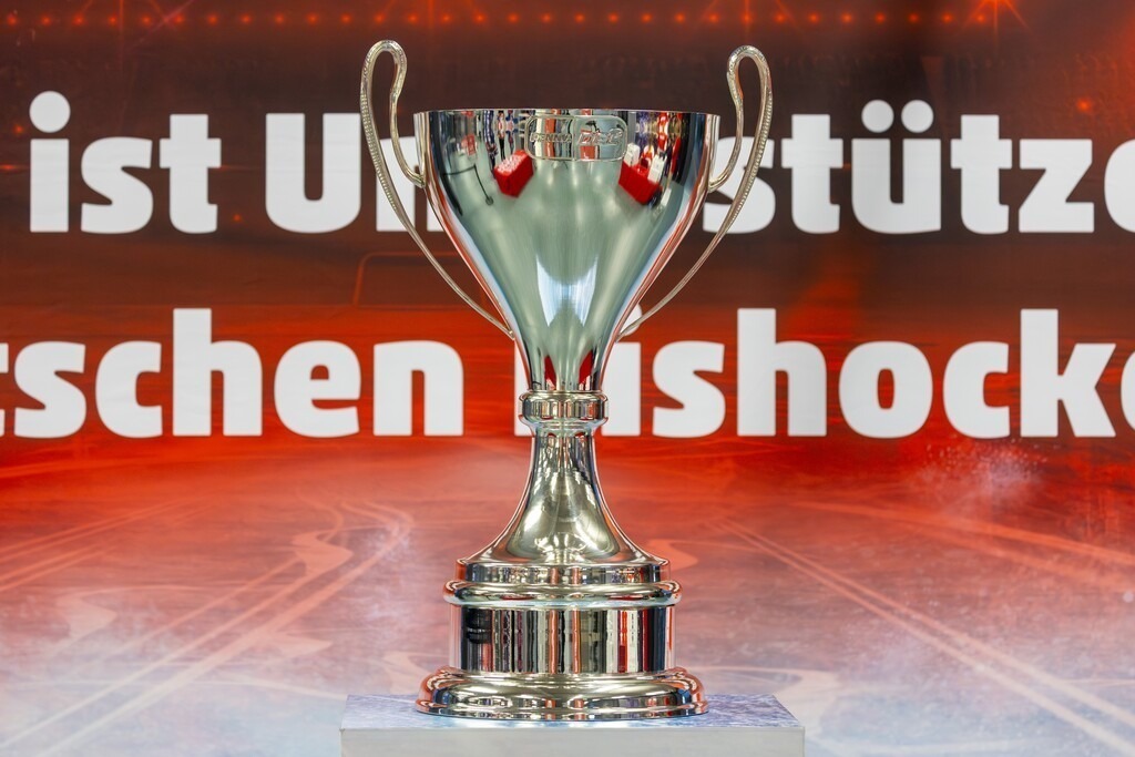DEL, Deutsche Eishockey Liga Saison 2025/26, Playoff-Finale, Spiel 1: Adler Mannheim gegen Eisbären Berlin | DEL, Deutsche Eishockey Liga Saison 2025/26, Playoff-Finale, Spiel 1: Adler Mannheim gegen Eisbären Berlin***Der Meisterpokal der DEL in der SAP-Arena - Realisiert mit Pictrs.com