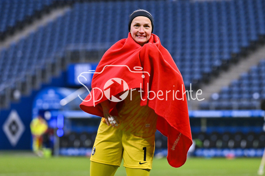 Hamburger SV - SC Freiburg | HAMBURG, GERMANY - 01. FEBRUARY: Die Spielerinnen aus Freiburg bedanken sich bei den mitgereisten Fans nach dem Match zwischen dem Hamburger SV und dem SC Freiburg am 16. Spieltag der Google Pixel Frauen-Bundesliga im Volksparkstadion - Laura BENKARTH (SC Freiburg Frauen 1)