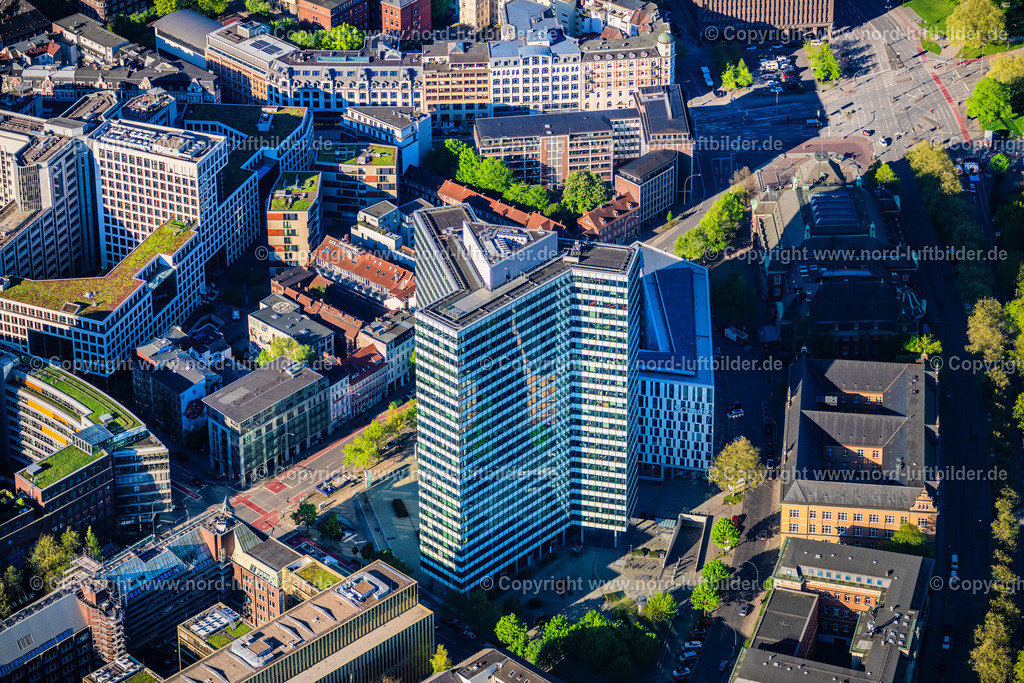 Hamburg_Mitte_Emporio_Hamburg_ELS_1564270425 | HAMBURG 27.04.2025 Hochhaus- Ensemble " Emporio-Hochhaus " zwischen Caffamacherreihe, Dammtorwall, Dragonerstall und Valentinskamp im Ortsteil Neustadt in Hamburg, Deutschland. Weiterführende Informationen bei: HOCHTIEF Aktiengesellschaft AG,  HPP Architekten GmbH,  IGF Zimmermann  Ingenieuergesellschaft für  Fassadentechnik und Bauphysik,  INGENIEURBÜRO DR. BINNEWIES Ingenieurgesellschaft mbH,  Metall- und Elementbau HASKAMP GmbH & Co. KG,  Scandic Hotels Deutschland,  Union Investment Real Estate GmbH,  Wayss & Freytag Ingenieurbau AG. // high-rise ensemble of " Emporio-Hochhaus " in the district Neustadt in Hamburg, Germany. Further information at: HOCHTIEF Aktiengesellschaft AG,  HPP Architekten GmbH,  IGF Zimmermann  Ingenieuergesellschaft fuer  Fassadentechnik und Bauphysik,  INGENIEURBUeRO DR. BINNEWIES Ingenieurgesellschaft mbH,  Metall- und Elementbau HASKAMP GmbH & Co. KG,  Scandic Hotels Deutschland,  Union Investment Real Estate GmbH,  Wayss & Freytag Ingenieurbau AG. Foto: Martin Elsen