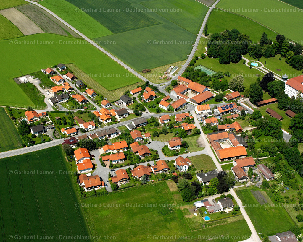 2600780 | NEUE HEIMAT 09.06.2006 Landwirtschaftliche Nutzflächen und Feldgrenzen  umsäumen das Siedlungsgebiet des Dorfes in Neue Heimat im Bundesland Bayern, Deutschland // Agricultural land and field boundaries surround the settlement area of the village  in Neue Heimat in the state Bavaria, Germany Foto: Gerhard Launer