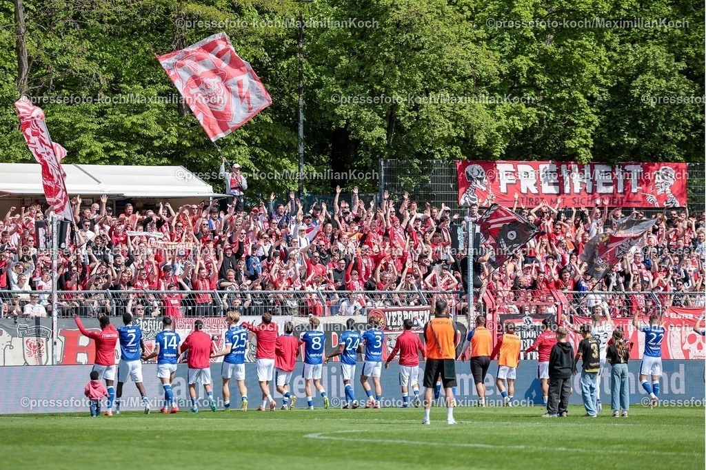 xsefx26042601063 | 26.04.2026, xsefx, Fußball, 3.Liga, FC Viktoria Köln - Energie Cottbus, 35. Spieltag, Sportpark Höhenberg, Saison 2025 2026: FC Energie Cottbus feiert mit seinen Fans nach 2:0 Sieg bei Viktoria Köln DFB regulations prohibit any use of photographs as image sequences and or quasi-video. Photo: xSabinexEffgenxPressefotoKochx