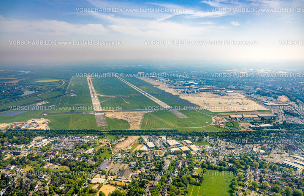 Duesseldorf240500768 | Luftbild, Internationaler Flughafen Düsseldorf, DUS Airport, Dunstwolke an Startbahn und Landebahn mit Empfangsgebäude, Lohausen, Düsseldorf, Rheinland, Nordrhein-Westfalen, Deutschland