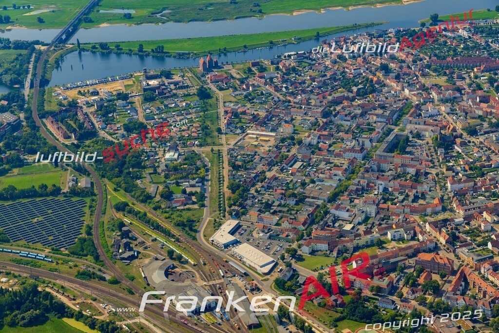 Neue Luftbildaufnahme der Stadt Wittenberge - Das Luftbild wurde 2025 vom UL-Flugzeug heraus erstellt ( keine Drohnenaufnahme ) - Hochauflösende Luftaufnahme - für Wandbilder und großformatige Ausdrucke geeignet. Das besondere Geschenk!Hier alle&nbsp;Infos zur Lizenzierung der LuftaufnahmeWir fliegen auch dieses Jahr wieder in Ihre Region um Luftbilder zu erstellen.- Luftbild anfragen