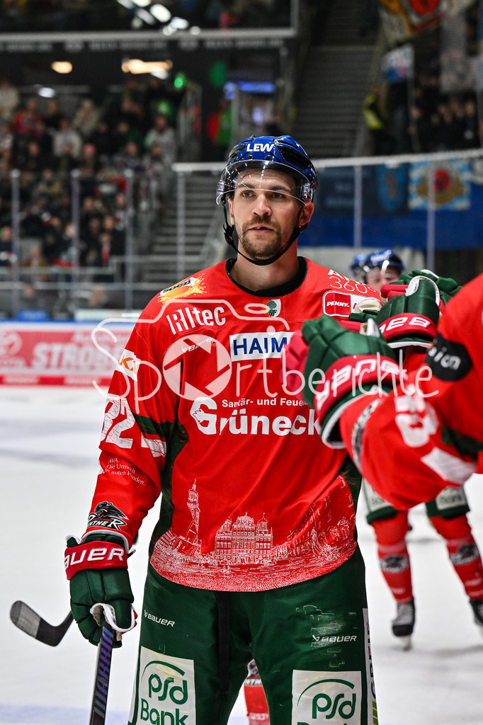 Augsburger Panther - Straubing Tigers | Augsburg, DEUTSCHLAND - 14. NOVEMBER: Jubel der Panther nach dem Treffer zum 3-7 durch Alexandre GRENIER (Augsburger Panther 82) / Tor / Torschuetze / Freude / Happy beim Ligaspiel zwischen den Augsburger Panthern und den Straubing Tigers am 18. Spieltag der Penny DEL im Curt Frenzel Stadion am 14.11.2025