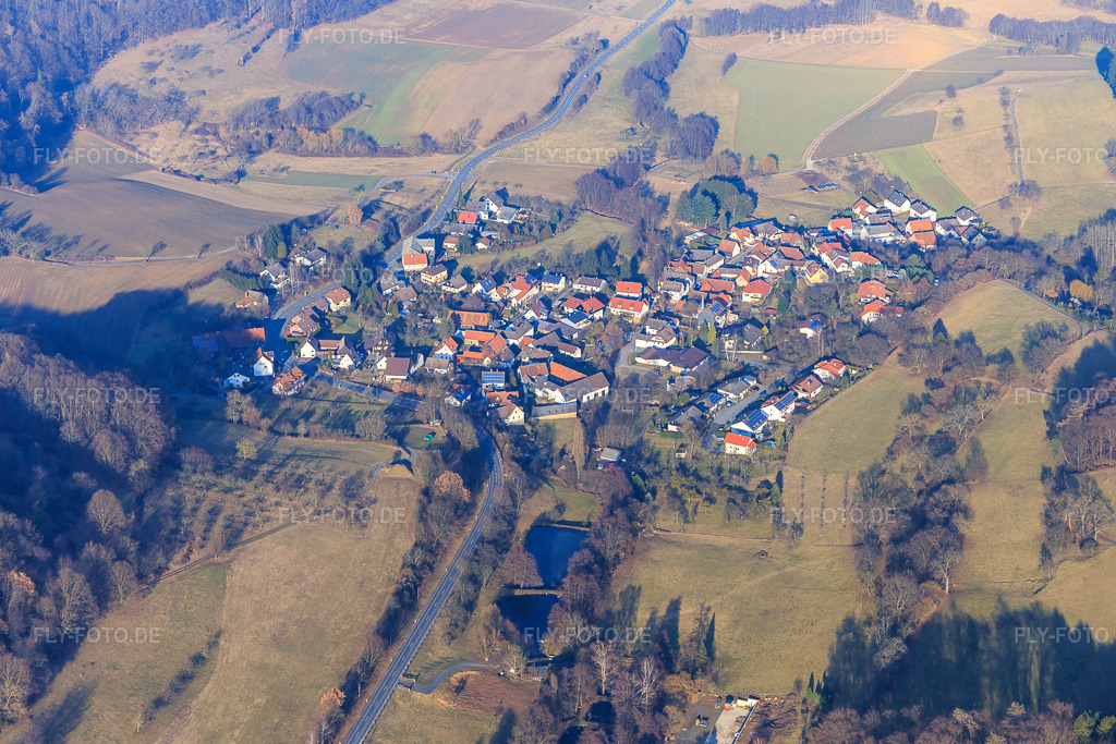 Luftbild: Dorfansicht im Odenwald aus Südwesten im Ortsteil Billings in Fischbachtal im Bundesland Hessen in Deutschland. Foto: IMG_096623.jpg vom 14.02.2017 durch Werner Riehm/FLY-FOTO.de