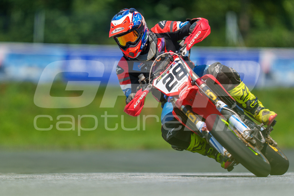 G-Cup + Supermoto Staatsmeisterschaft + Hungarian Supermoto Championship | GRIPcapture steht für authentische Sportfotografie in Österreich – für Momente, die mehr sind als Geschwindigkeit oder Ergebnis. Es geht um Emotion, Spannung, Fokus und den Augenblick, der oft nur einen Wimpernschlag dauert.Ob Motorsport, Teamsport oder 