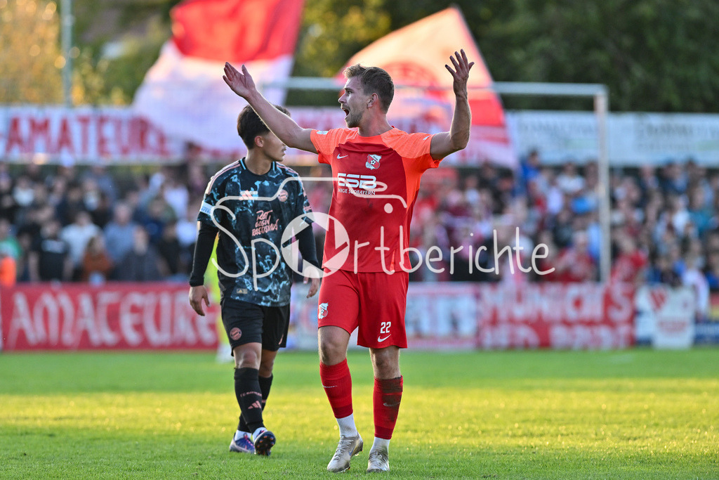 SpVgg Hankofen-Hailing - FC Bayern Amateure | Im Bild Doppeltorschuetze Tobias LERMER (Spvgg #22) / heitzt die Zuschauer nochmal an / Regionalliga Bayern: SpVgg Hankofen-Hailing - FC Bayern München II, Maierhofer-Bau Stadion am 20.09.2024