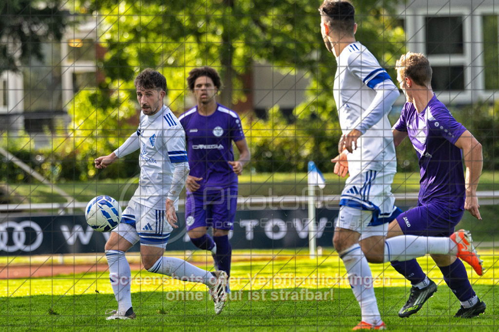 20261010_160513_0329-Bearbeitet_(c)_by_PhotoPeet | #,1.FC Eislingen (weiß) vs. TSV Bernhausen (lila), Fussball, Landesliga 2 - wfv, 11. Spieltag, Saison 2026/2027, Rasenplatz, Eichbachstation, Haldenstraße, 73054 Eislingen, 10.10.2026 - 15:30 Uhr,Foto: PhotoPeet / Sport- &amp; Eventfotografie / Peter Harich