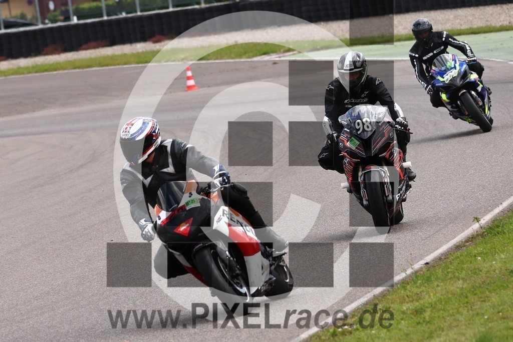 0098-20240525_01841 | Schöne Erinnerungen an spannende Momente - das festzuhalten ist unser Job. PIXELrace.de ist seit 2003 auf den Rennstrecken Europas unterwegs um die Action draußen beim Fahren und die wunderbare Stimmung imm Fahrerlager für euch einzufangen.